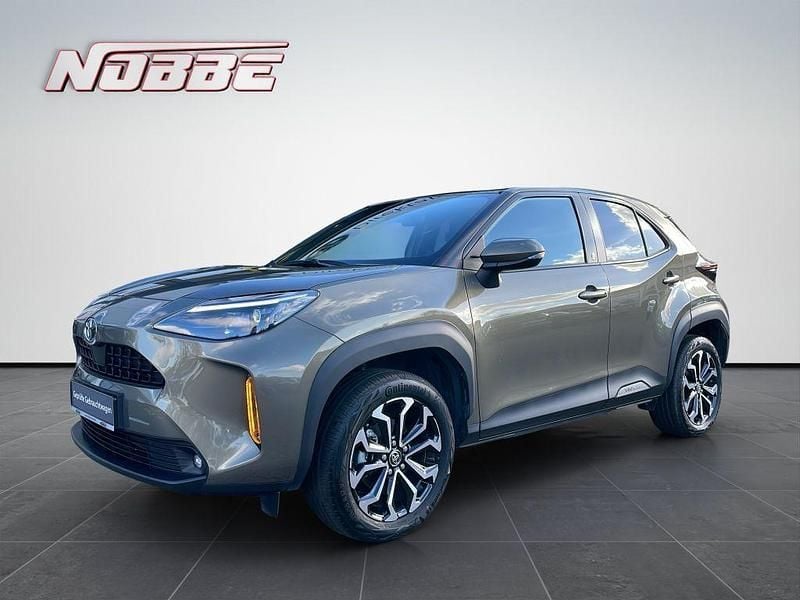 Gold Gebraucht 2022 Toyota Yaris Cross Team SUV | 21.990 € (Guter Preis) - Bild 1/4