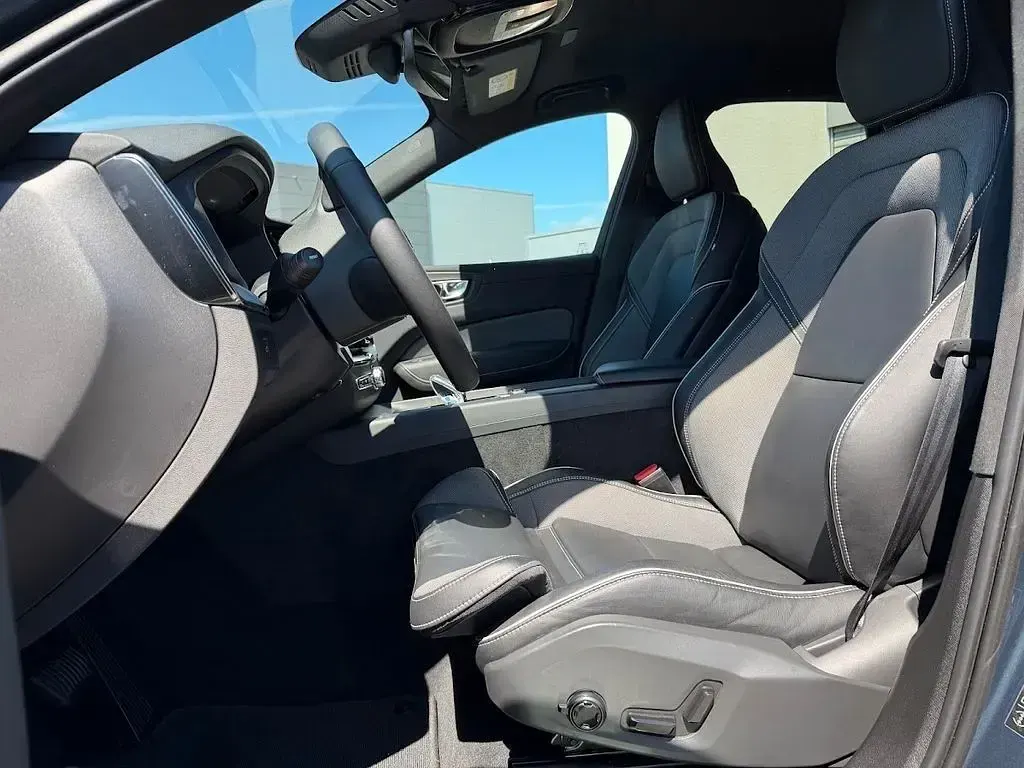 Gebraucht Volvo XC60 Plus 197 PS (144 kW) 2023 Blau SUV