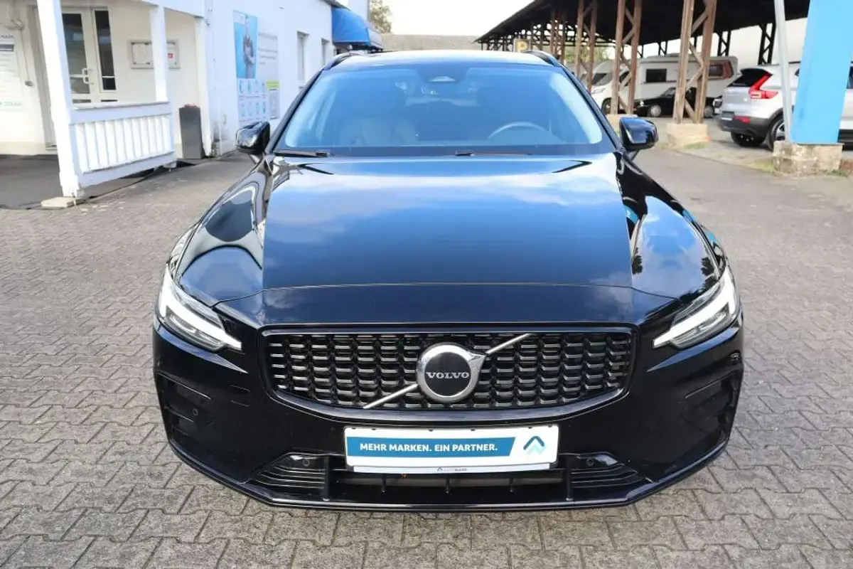 Gebraucht Volvo V60 Plus 197 PS (144 kW) 2022 Black solid stone Kombi
