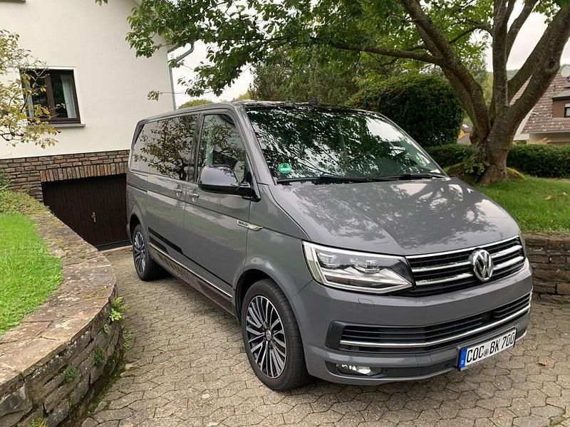 Schwarz Gebraucht 2015 VW Multivan Highline Van | 30.400 € (Teuer) - Bild 1/4