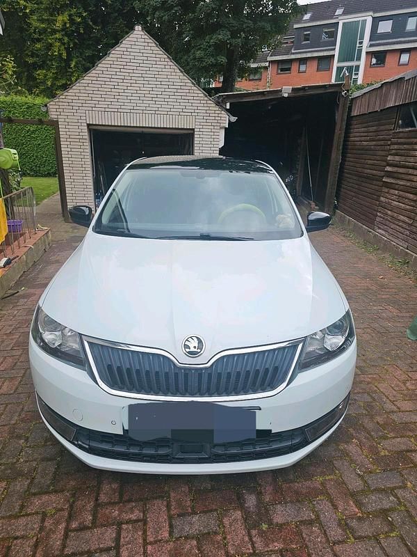 Weiß Gebraucht 2015 Skoda Rapid Emotion Plus Limousine | 9.598 € (Guter Preis) - Bild 1/4