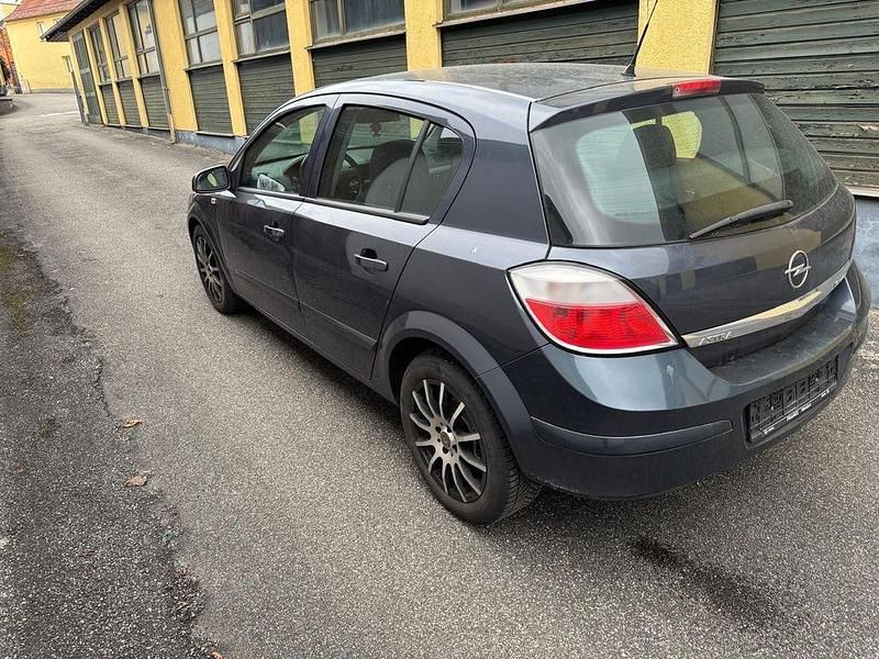 Gebraucht Opel Astra 105 PS (77 kW) 2007 Blau Limousine