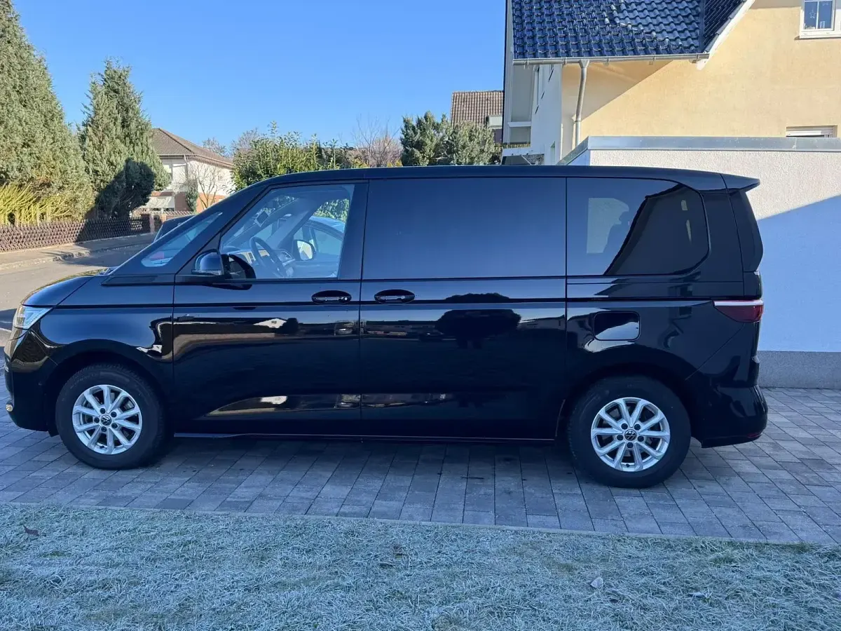 Gebraucht VW Multivan Life 150 PS (110 kW) 2024 Schwarz Van / Kleinbus
