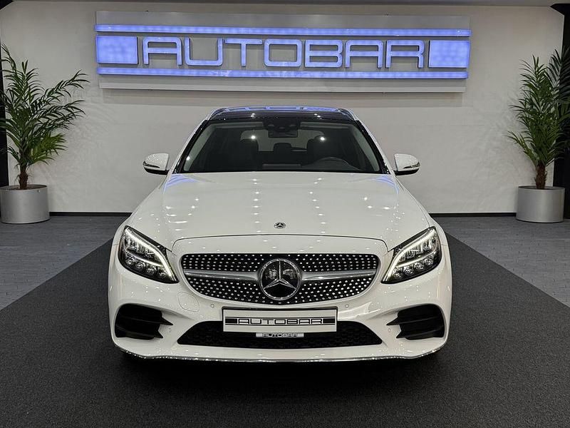 Weiß Gebraucht 2020 Mercedes C300e AMG line Limousine | 25.899 € (Fairer Preis) - Bild 1/4