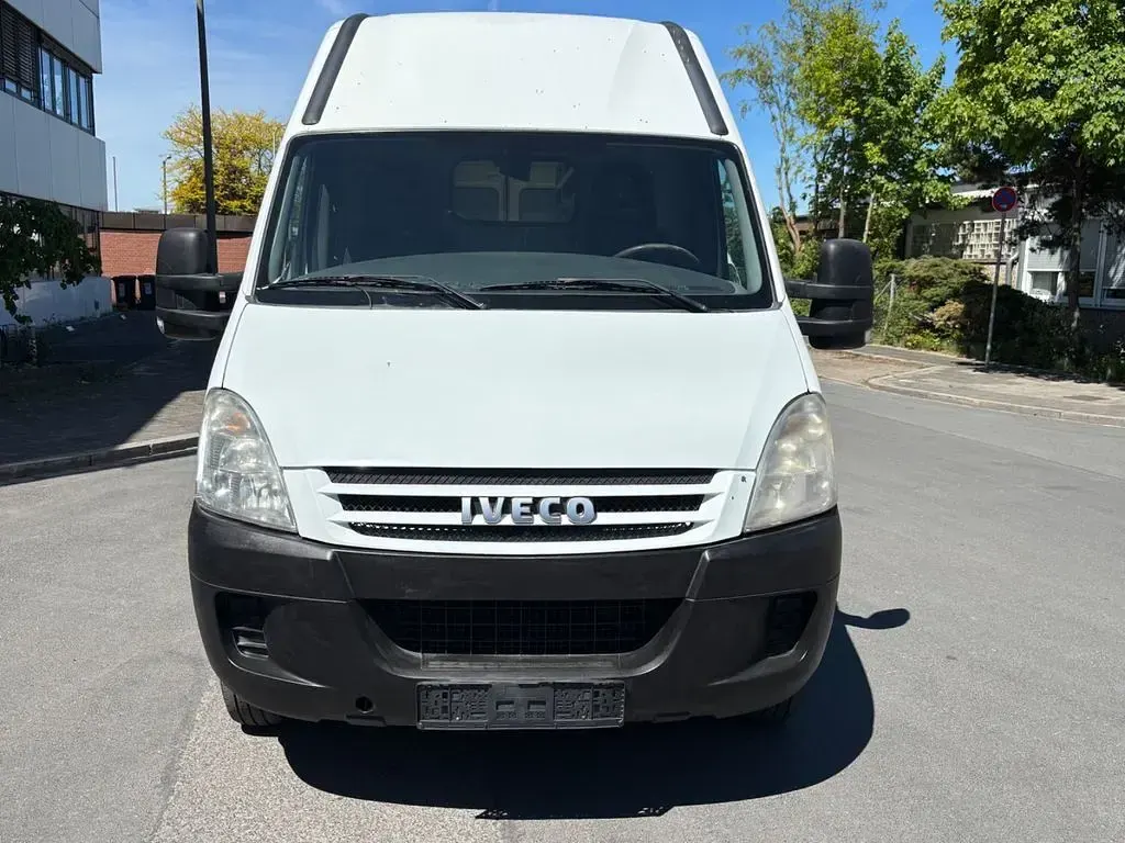 Second-hand Iveco Daily 177 CP (130 kW) 2007 Alb Monovolum