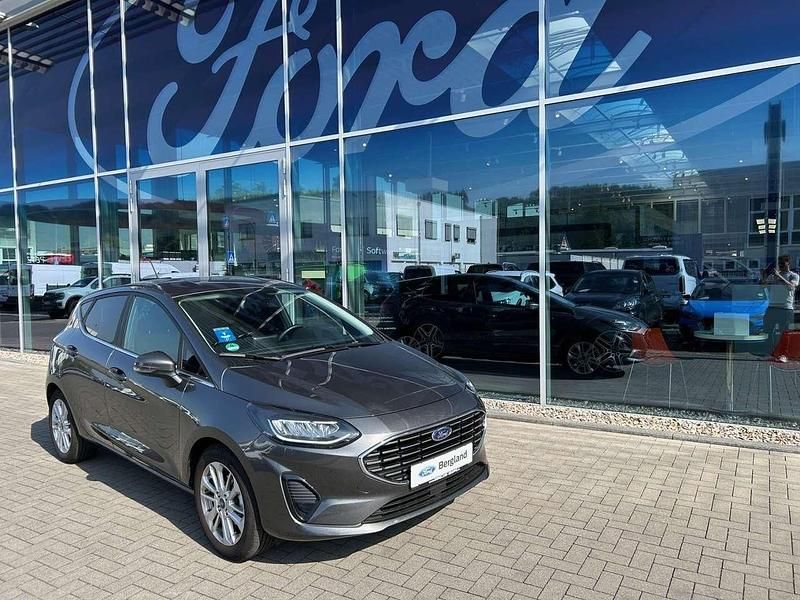 Lackierung metallic "magnetic" grau Gebraucht 2023 Ford Fiesta Titanium Kleinwagen | 18.190 € (Fairer Preis) - Bild 1/4