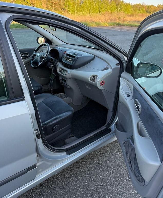 Gebraucht Nissan Almera Tino 116 PS (85 kW) 2002 Silber Van / Kleinbus