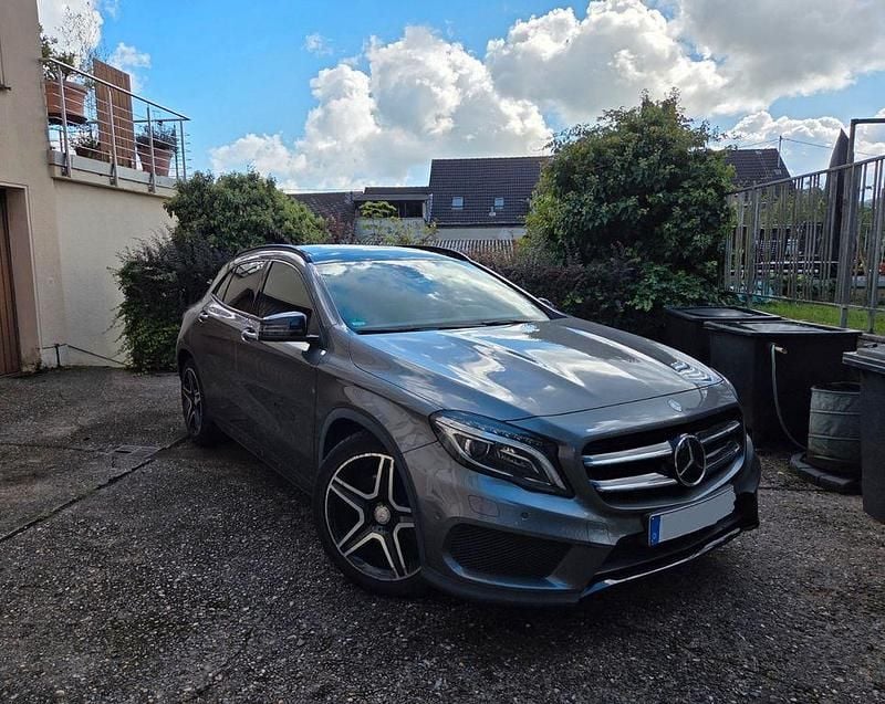 Grau Gebraucht 2015 Mercedes GLA220 AMG line SUV | 19.000 € (Guter Preis) - Bild 1/4