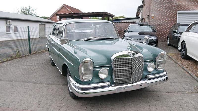 Grün Gebraucht 1961 Mercedes W111 Limousine | 18.990 € - Bild 1/4