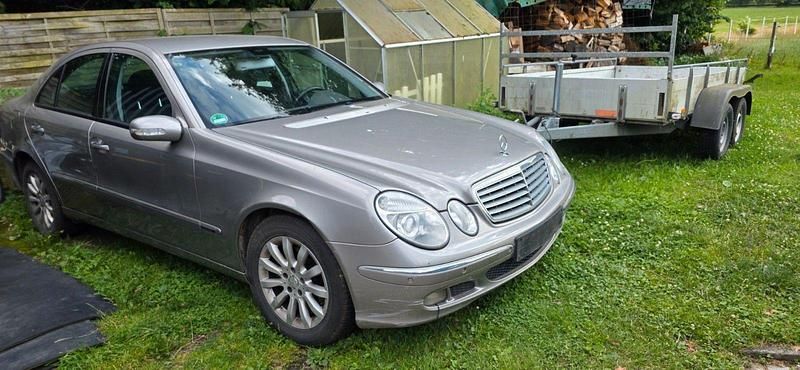 Silber Gebraucht 2005 Mercedes 220 Elegance Limousine | 3.990 € - Bild 1/4
