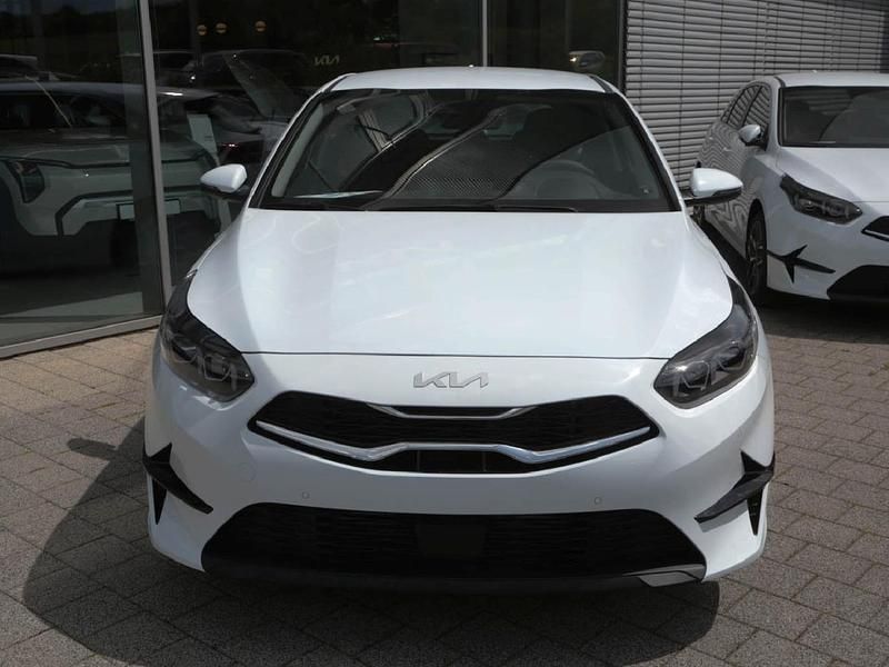 Neu Kia Ceed Spirit 140 PS (102 kW) 2025 Carraraweiß Kleinwagen