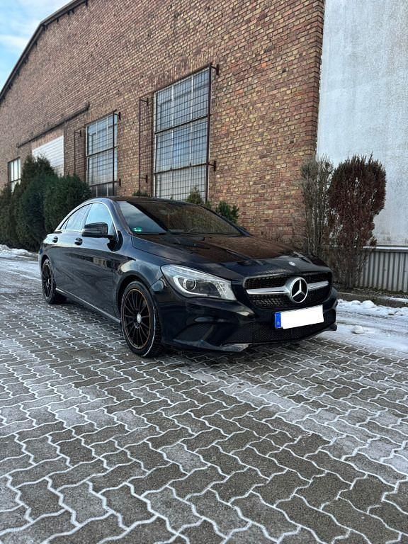 Gebraucht Mercedes CLA220 Urban 170 PS (125 kW) 2013 Schwarz Limousine