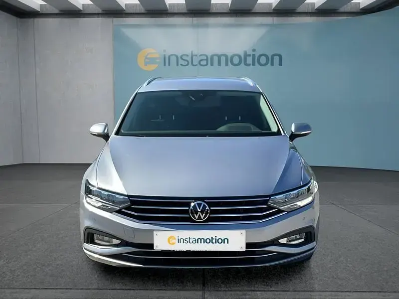 Gebraucht VW Passat 150 PS (110 kW) 2023 Silber Kombi