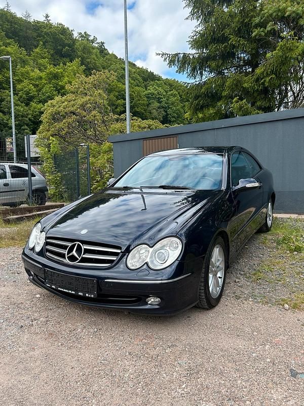 Blau Gebraucht 2004 Mercedes CLK240 Avantgarde Coupé | 3.399 € (Fairer Preis) - Bild 1/4