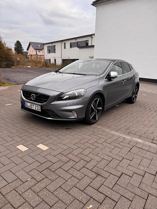 Grau Gebraucht 2015 Volvo V40 R-Design Limousine | 10.499 € (Guter Preis) - Bild 1/4