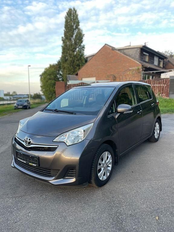 Grau Gebraucht 2012 Toyota Verso-S Van / Kleinbus | 4.499 € (Fairer Preis) - Bild 1/4