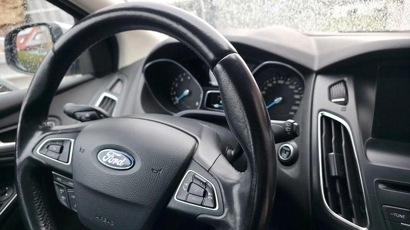 Gebraucht Ford Focus Titanium 125 PS (91 kW) 2018 Silber Kombi