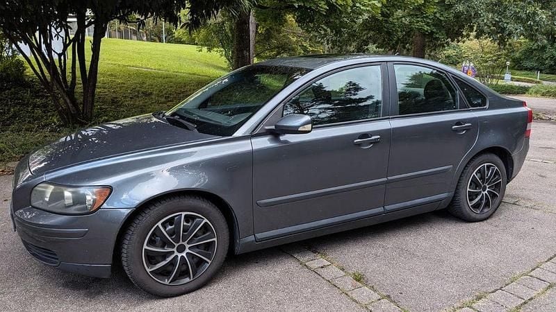 Grau Gebraucht 2004 Volvo S40 Limousine | 950 € (Superpreis) - Bild 1/4