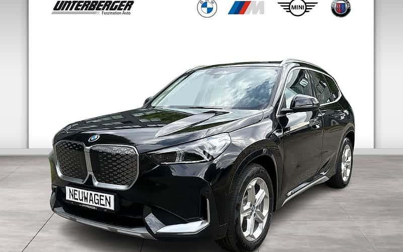 Schwarz Neu 2025 BMW iX1 Luxury Line SUV | 49.590 € (Superpreis) - Bild 1/4