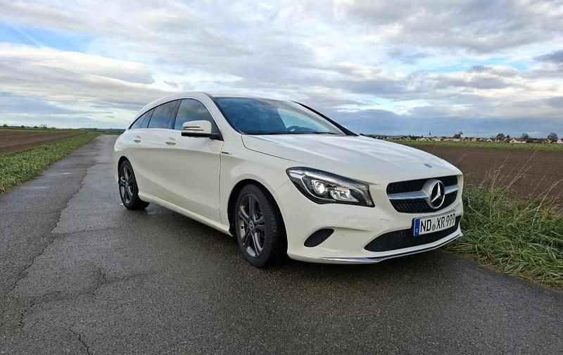 Weiß Gebraucht 2016 Mercedes CLA220 Shooting Brake Kombi | 21.900 € (Guter Preis) - Bild 1/4