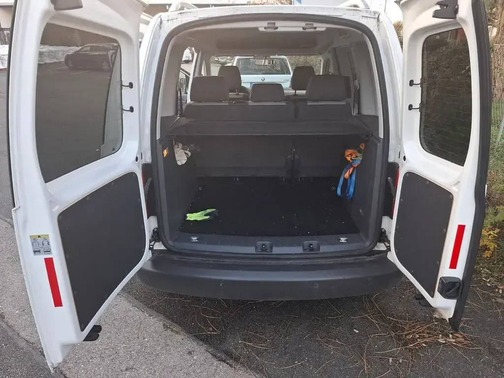 Second-hand VW Caddy Comfortline 105 CP (77 kW) 2013 Alb Monovolum