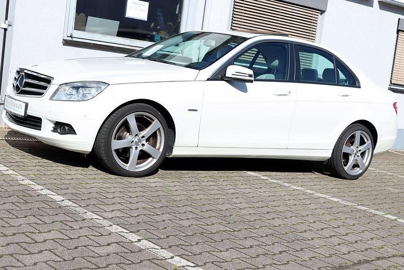 Calcitweiss Gebraucht 2010 Mercedes C200 Limousine | 7.790 € (Fairer Preis) - Bild 1/4