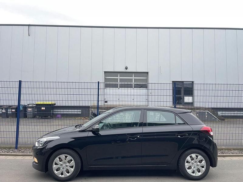 Gebraucht Hyundai i20 GO! 75 PS (55 kW) 2017 Schwarz Limousine