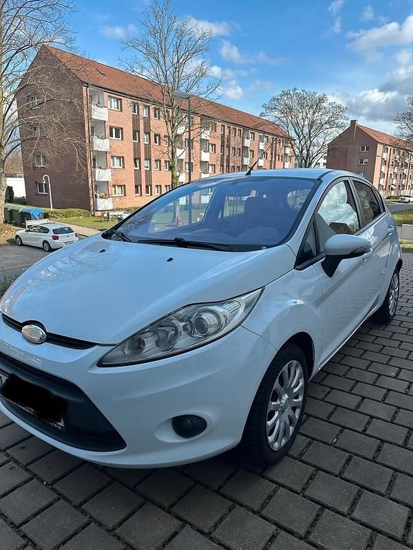 Gebraucht Ford Fiesta 70 PS (51 kW) 2011 Weiß Kleinwagen