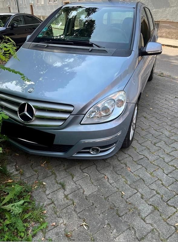 Silber Gebraucht 2011 Mercedes B200 Van / Kleinbus | 4.850 € - Bild 1/4