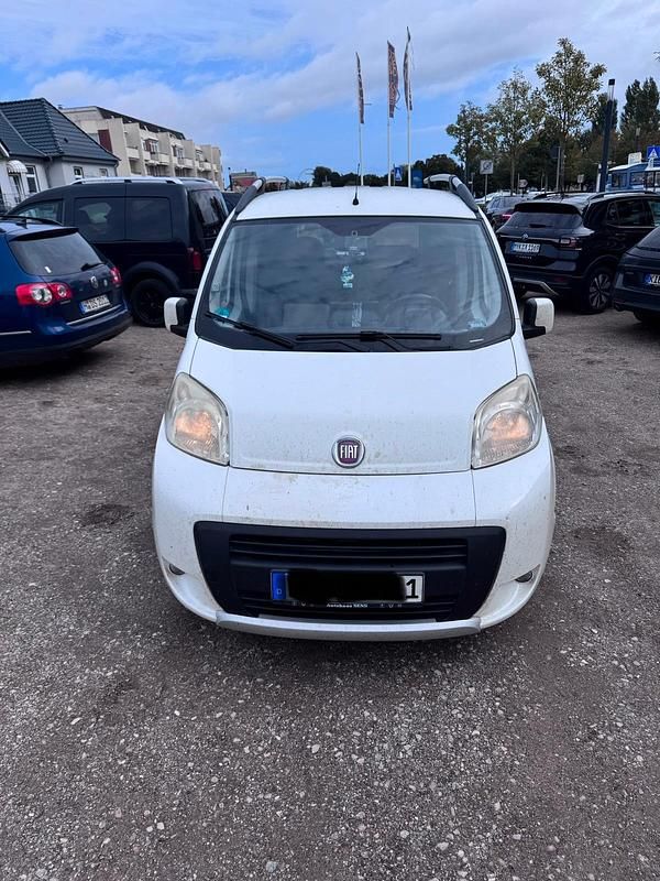 Weiß Gebraucht 2011 Fiat Qubo Trekking Van / Kleinbus | 2.550 € (Fairer Preis) - Bild 1/4