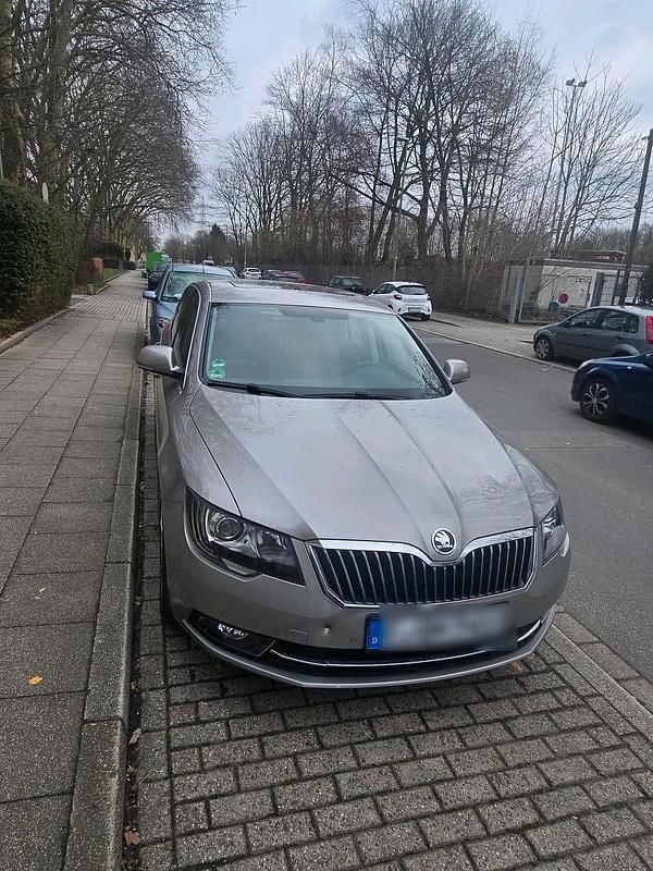 Gebraucht Skoda Superb 170 PS (125 kW) 2014 Grau Limousine