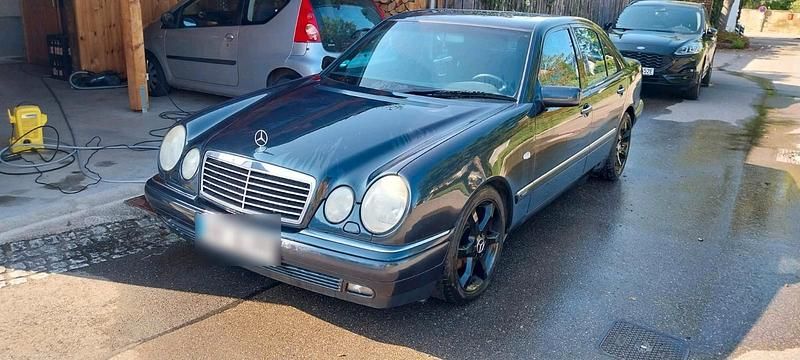 Gebraucht Mercedes E240 170 PS (125 kW) 1997 Schwarz Limousine