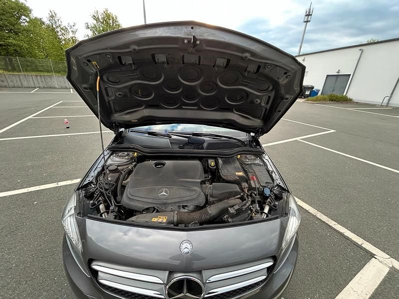 Grau Gebraucht 2012 Mercedes A200 Kleinwagen | 9.900 € (Fairer Preis) - Bild 1/4