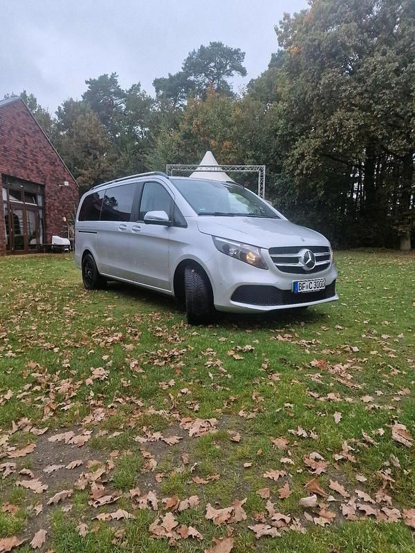 Silber Gebraucht 2020 Mercedes V220 Van / Kleinbus | 28.999 € (Superpreis) - Bild 1/4