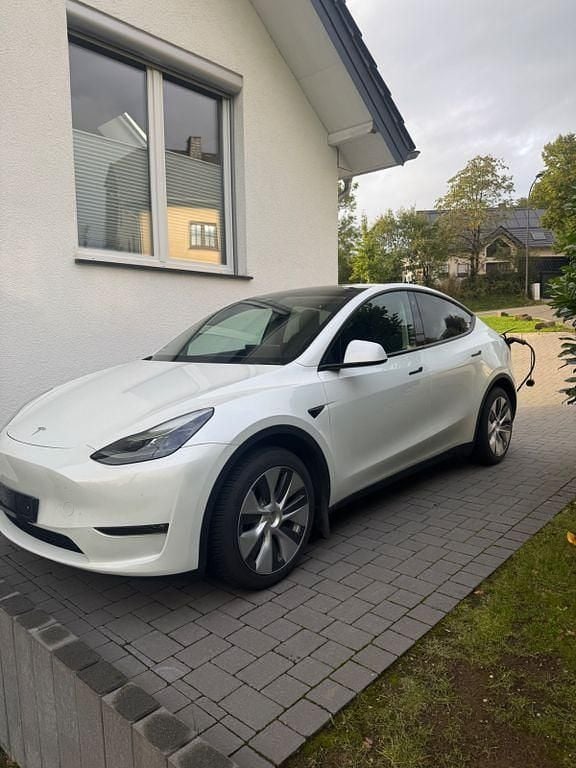 Weiß Gebraucht 2022 Tesla Model Y SUV | 33.800 € (Guter Preis) - Bild 1/4