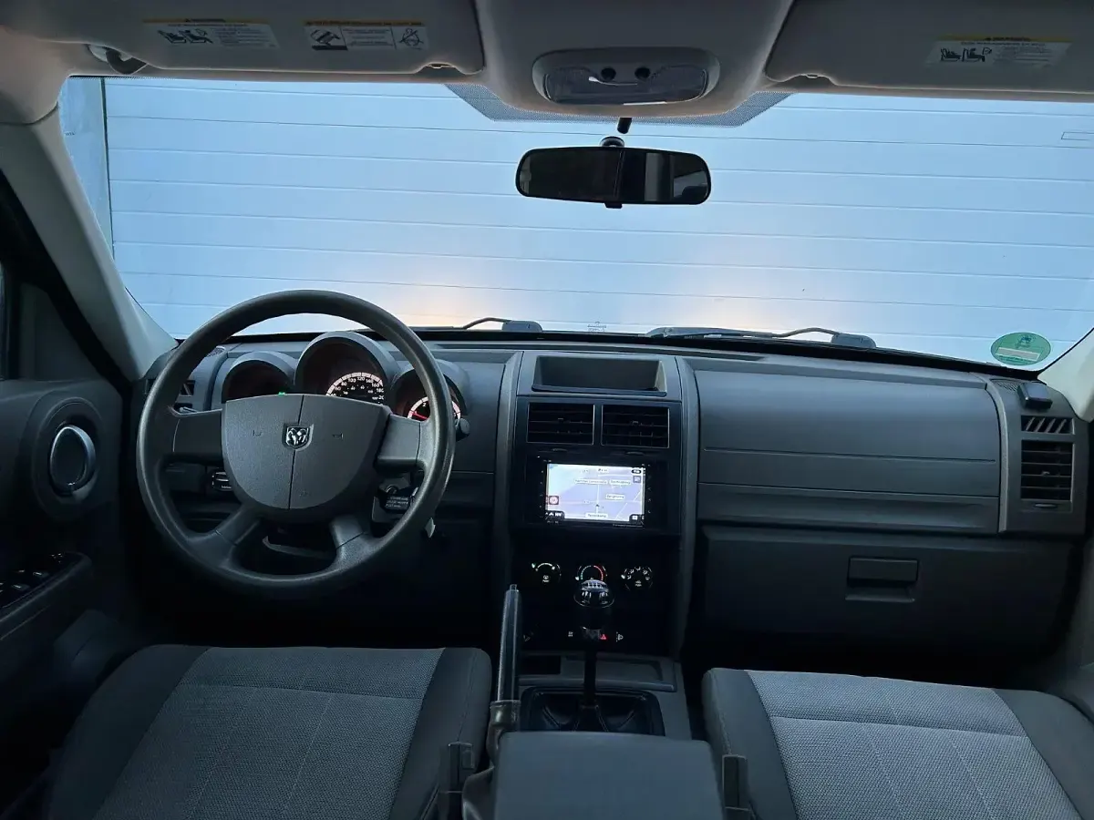 Używany Dodge Nitro SE 177 KM (130 kW) 2008 Czarny SUV