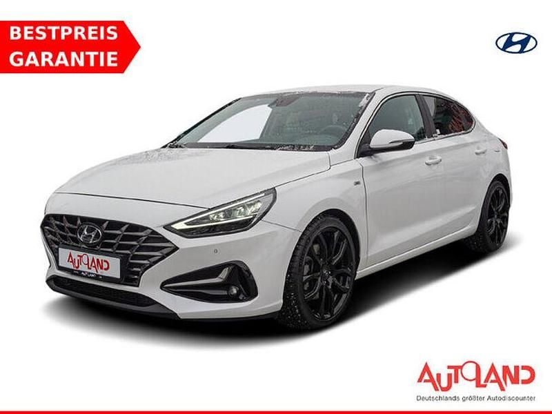 Weiß Gebraucht 2021 Hyundai i30 Prime Limousine | 22.950 € (Etwas zu teuer) - Bild 1/4