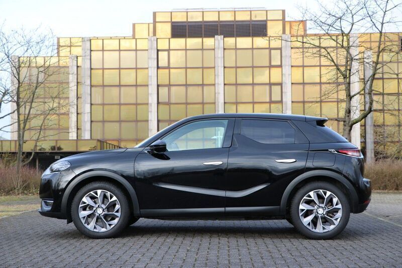 Lackierung schwarz perla nera/ Gebraucht 2021 DS Automobiles DS3 Crossback E-Tense Grand Chic SUV | 16.350 € (Fairer Preis) - Bild 1/4