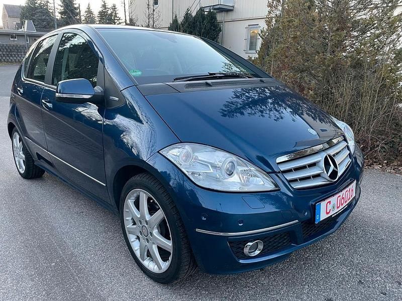 Gebraucht Mercedes A180 116 PS (85 kW) 2011 Blau Limousine