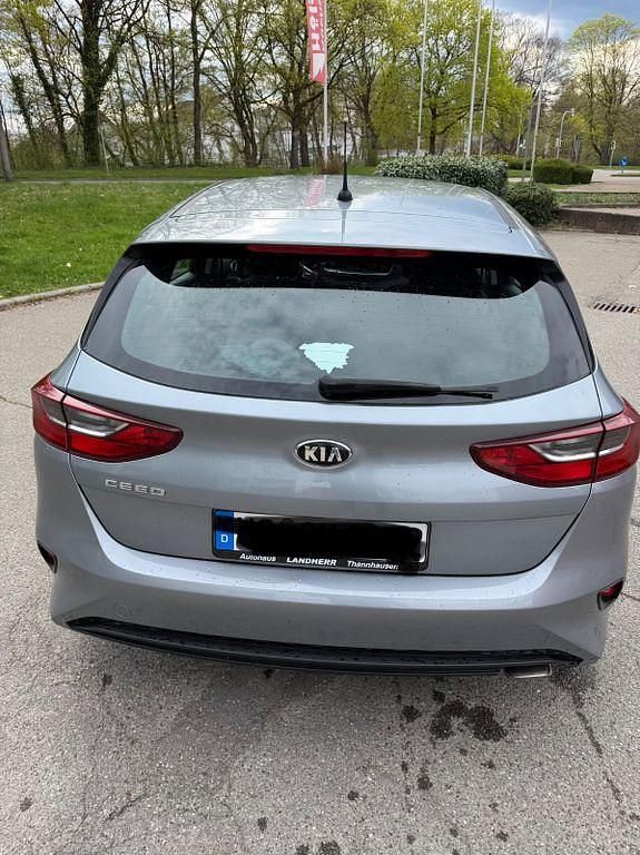 Używany Kia Ceed Vision 99 KM (72 kW) 2019 Niebieski Hatchback