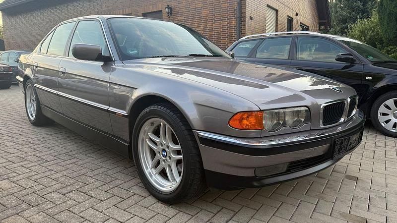 Grau Gebraucht 1999 BMW 728 Limousine | 17.950 € - Bild 1/4