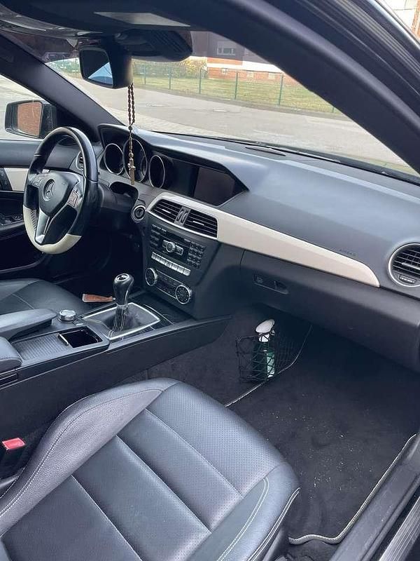 Gebraucht Mercedes C180 AMG 156 PS (114 kW) 2011 Schwarz Coupé