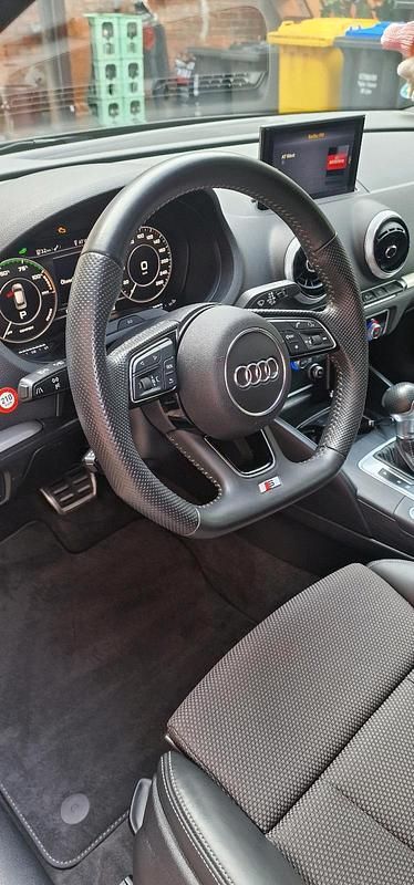 Schwarz Gebraucht 2018 Audi A3 Sportback e-tron S-Line Limousine | 17.449 € (Superpreis) - Bild 1/4