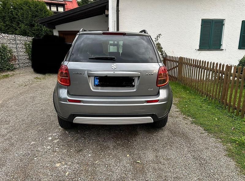Grau Gebraucht 2009 Suzuki SX4 Comfort Limousine | 3.880 € (Etwas zu teuer) - Bild 1/4