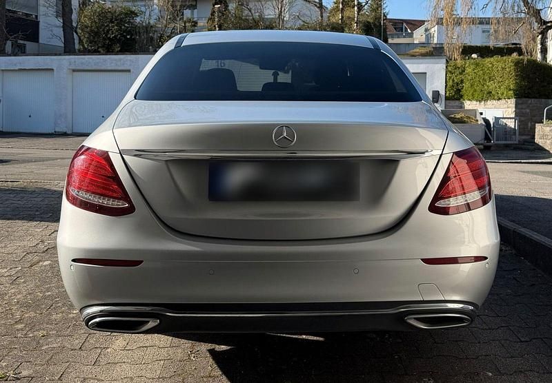 Gebraucht Mercedes E220 Night 194 PS (142 kW) 2019 Silber Limousine