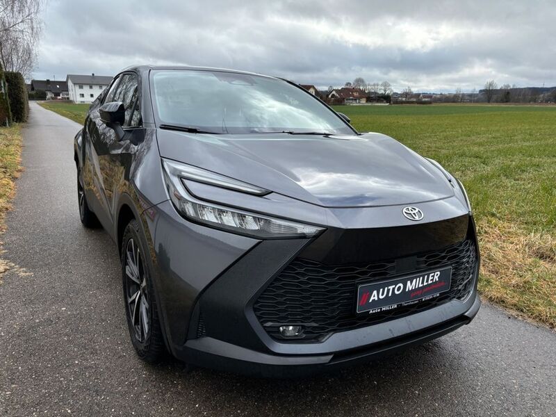 Grau Gebraucht 2024 Toyota C-HR Team SUV | 33.900 € (Guter Preis) - Bild 1/4