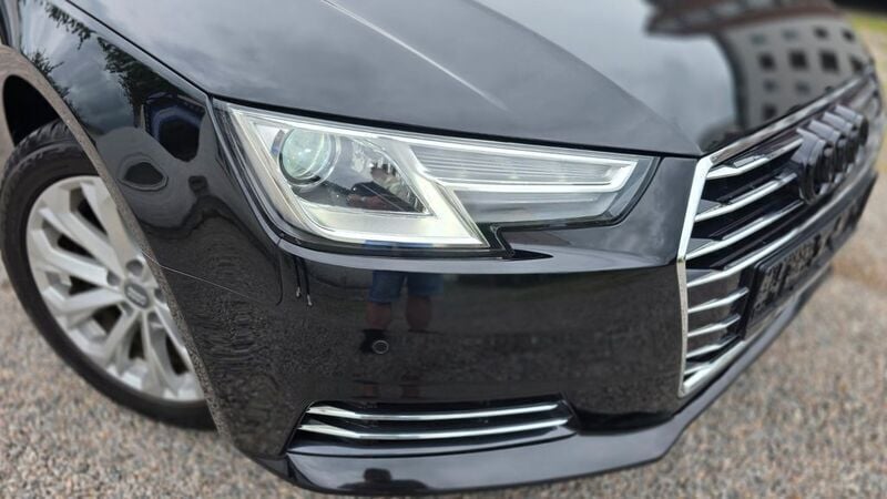 Mythosschwarz metallic Gebraucht 2018 Audi A4 Design Limousine | 16.999 € (Superpreis) - Bild 1/4