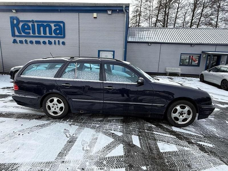Dunkelblau Gebraucht 2002 Mercedes E200 Kombi | 1.490 € (Superpreis) - Bild 1/4