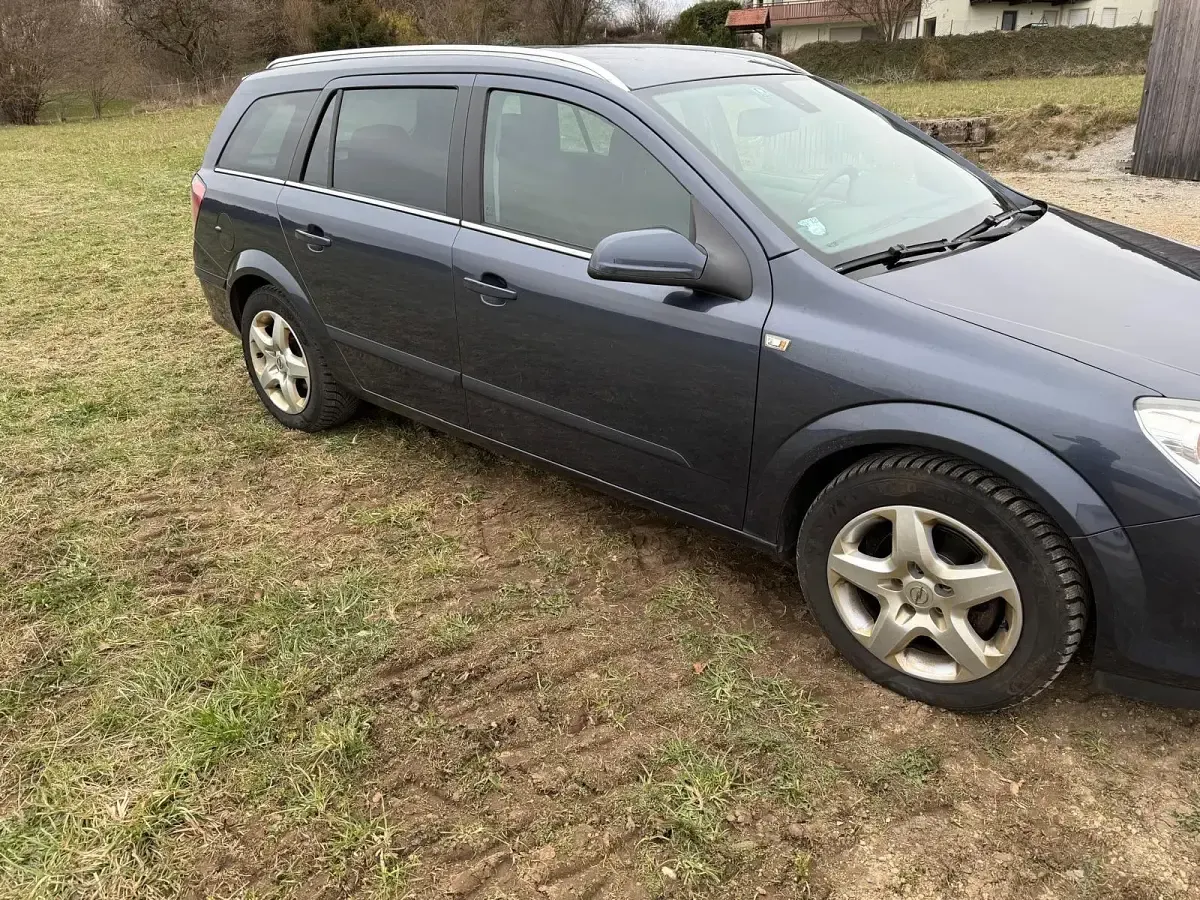 Używany Opel Astra 116 KM (85 kW) 2007 Niebieski Kombi