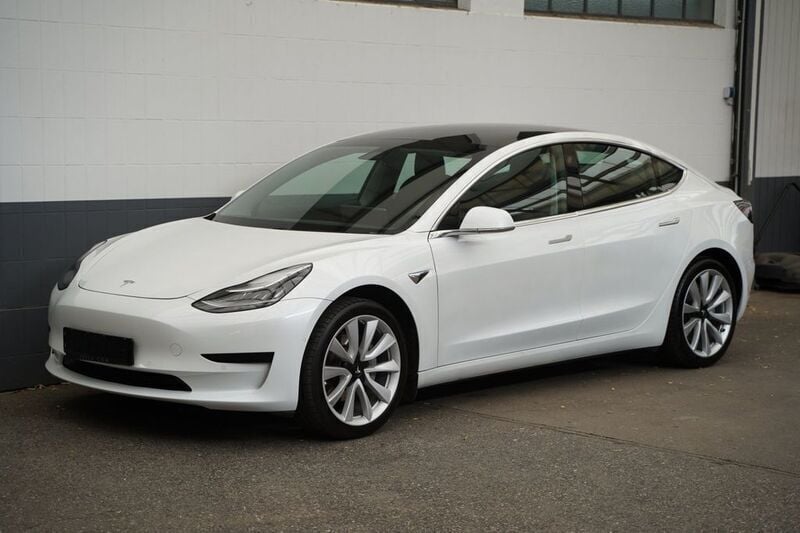 Weiß Gebraucht 2020 Tesla Model 3 Standard Range Limousine | 23.950 € (Guter Preis) - Bild 1/4